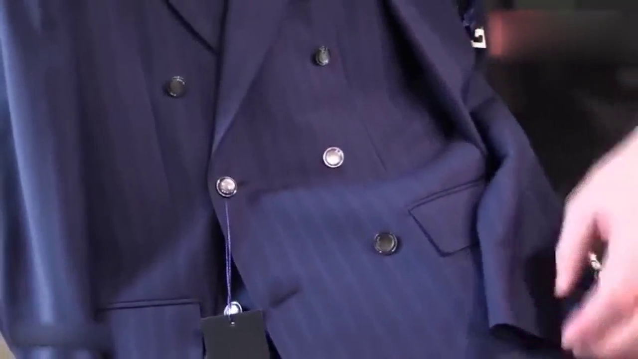 买布加迪跑车送了一件西服，打开扣子后才明白啥叫气势！