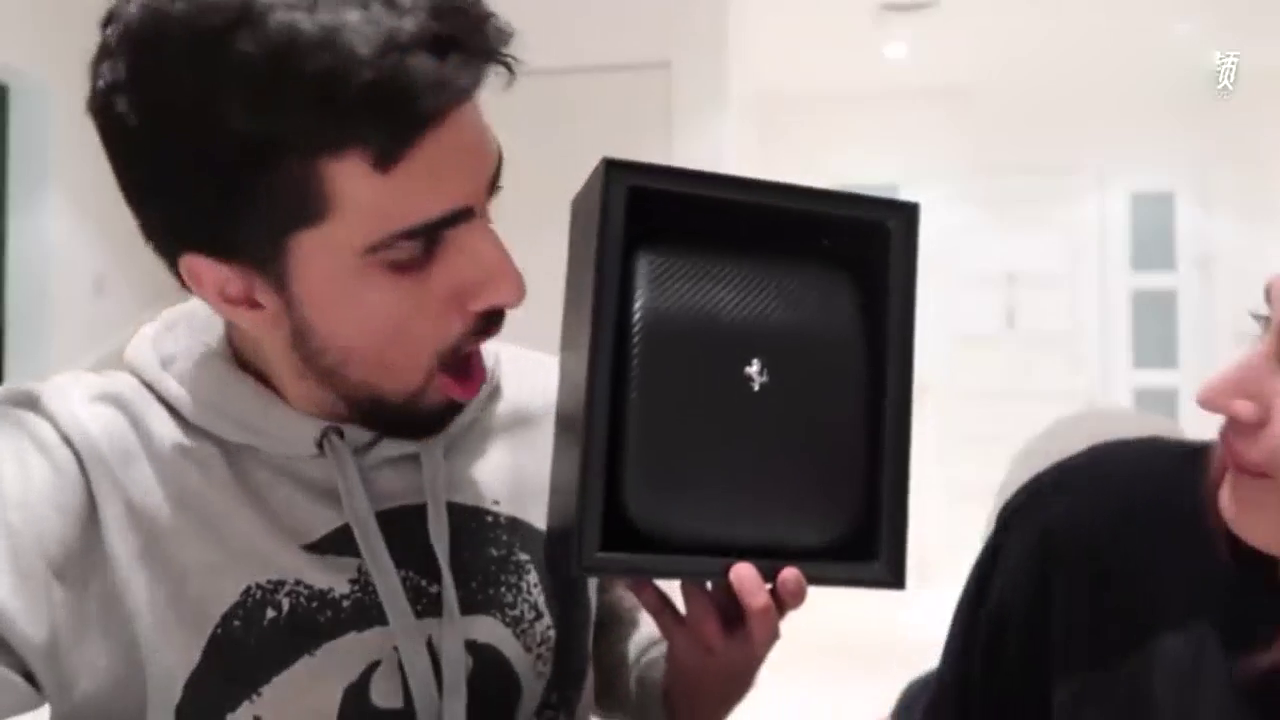 买法拉利跑车送了一副耳机，十秒钟后，车主瞬间傻眼了！