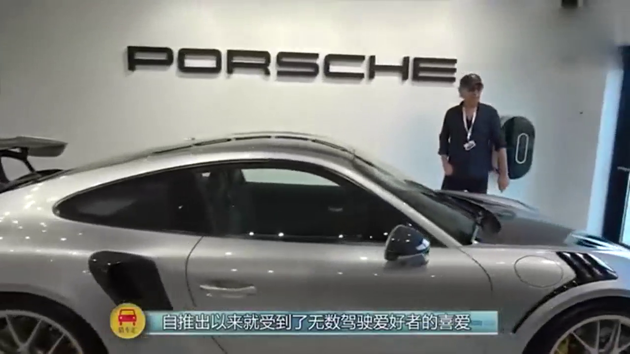 买保时捷跑车送了一颗“球”，猜猜里面装的啥？打开来看看