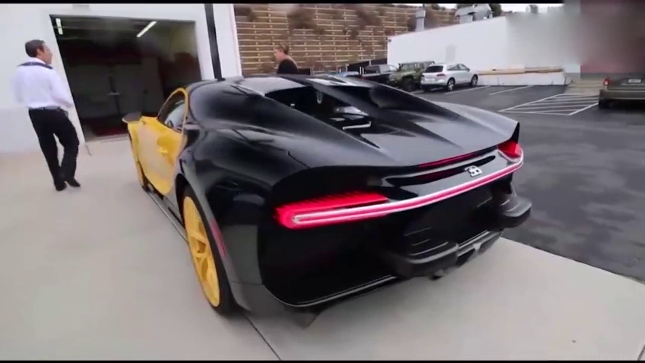 买跑车送了一个小箱子，打开一看才知道4000万花在哪里了