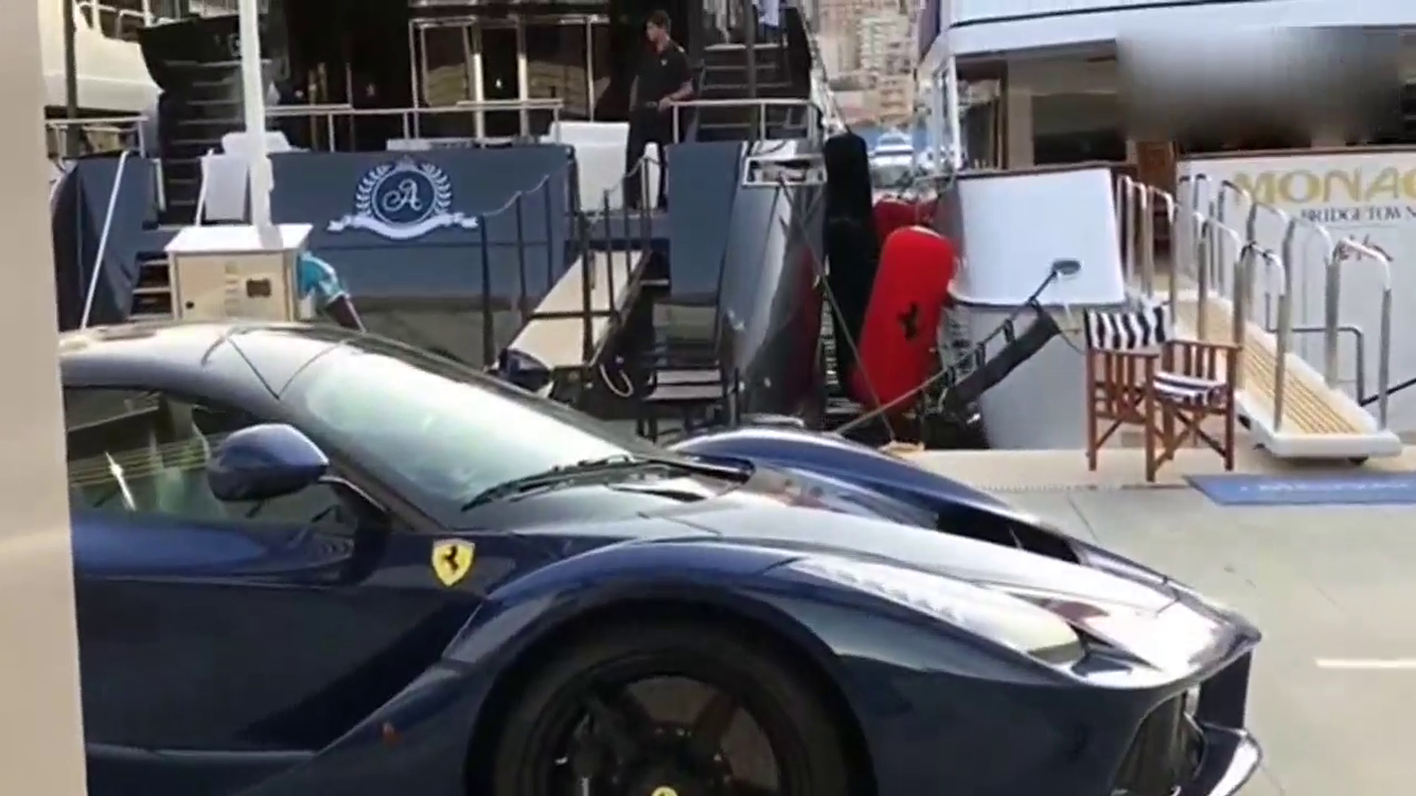 路边小哥OS：即使你是幽灵跑车也挡不住我内心想要自嗨的心