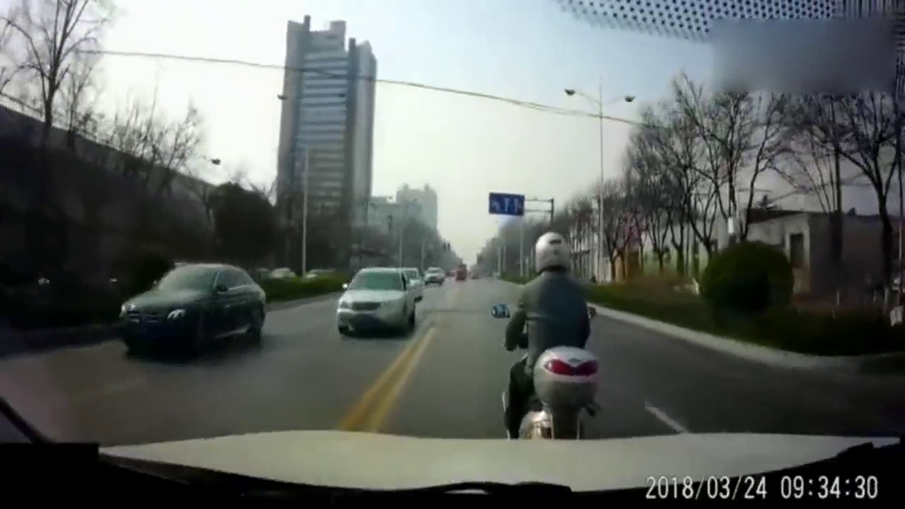 后车疯狂鸣笛警告, 电动车司机依旧无动于衷, 太让人无奈