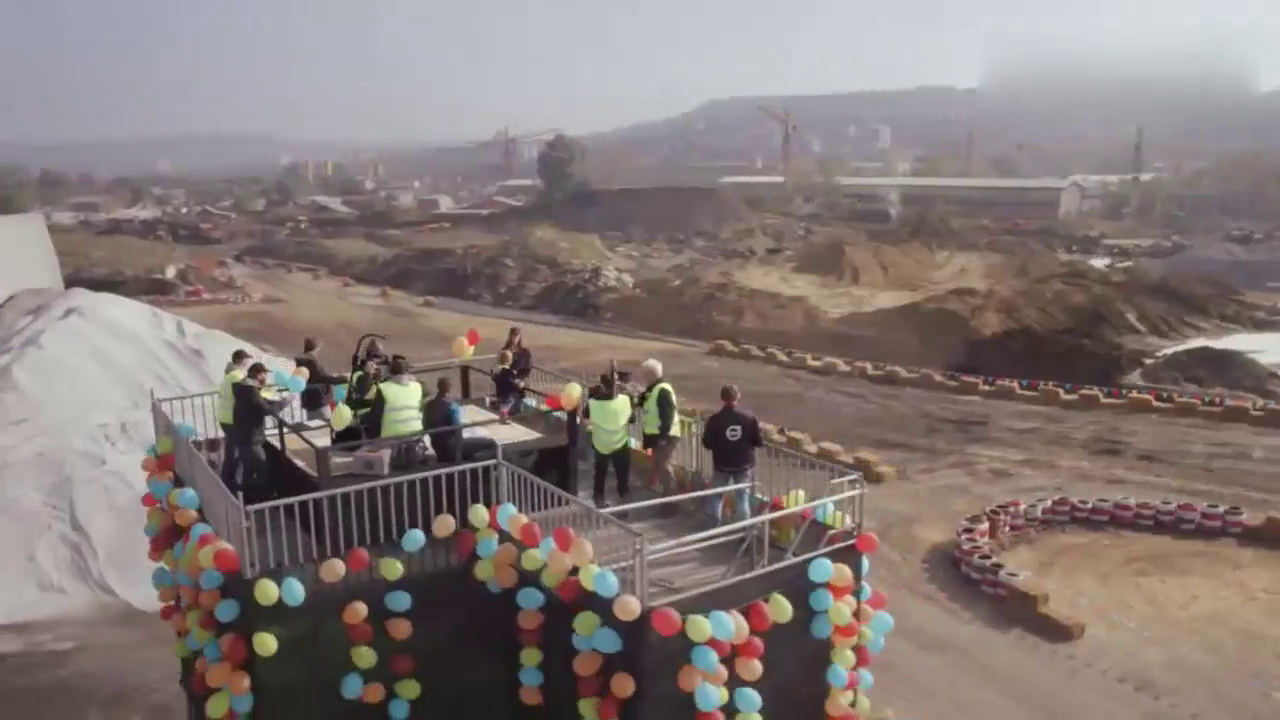 太土豪了！把18吨卡车变成4岁小女孩的遥控车