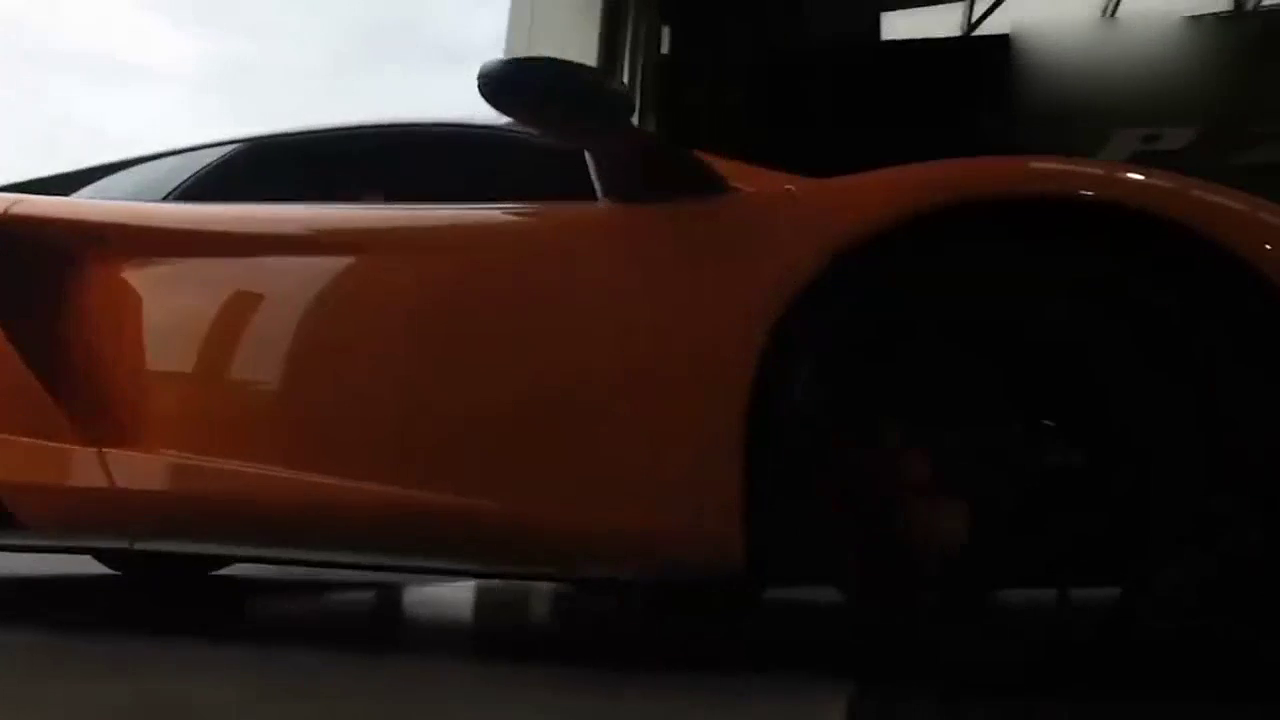 超级跑车开去轮胎店换胎，师傅拿出牙刷的瞬间才明白有多专业