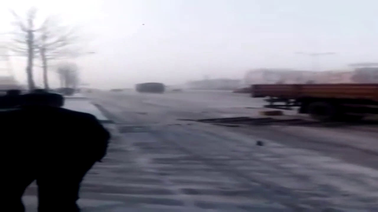 这个卡车司机不去漂移赛可惜了，用卡车冰面淡定漂移!