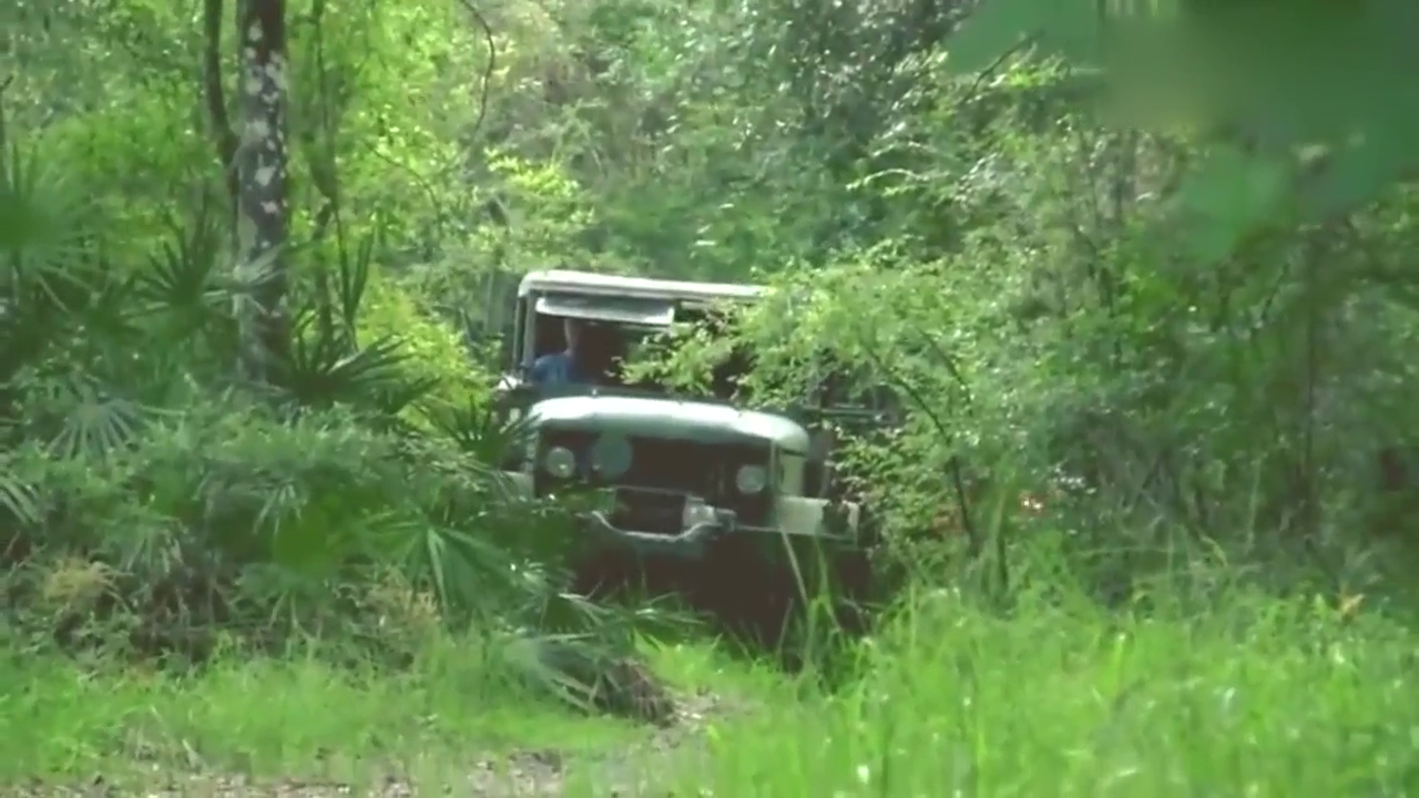小伙在这样的路上开卡车！