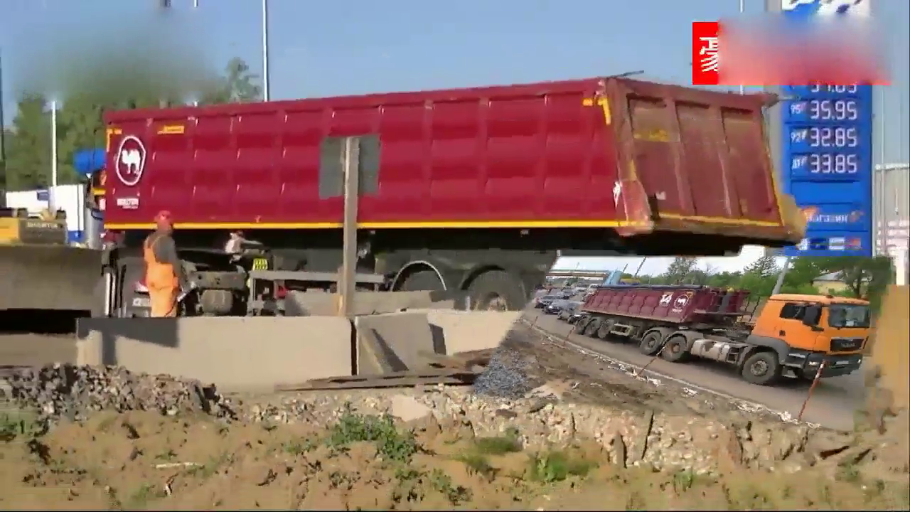 重型卡车，车厢升这么高，就不怕车身不稳么？