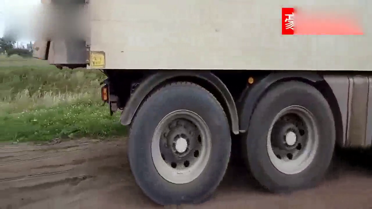 重型卡车运渣土，卸车后悬浮桥轮胎升起