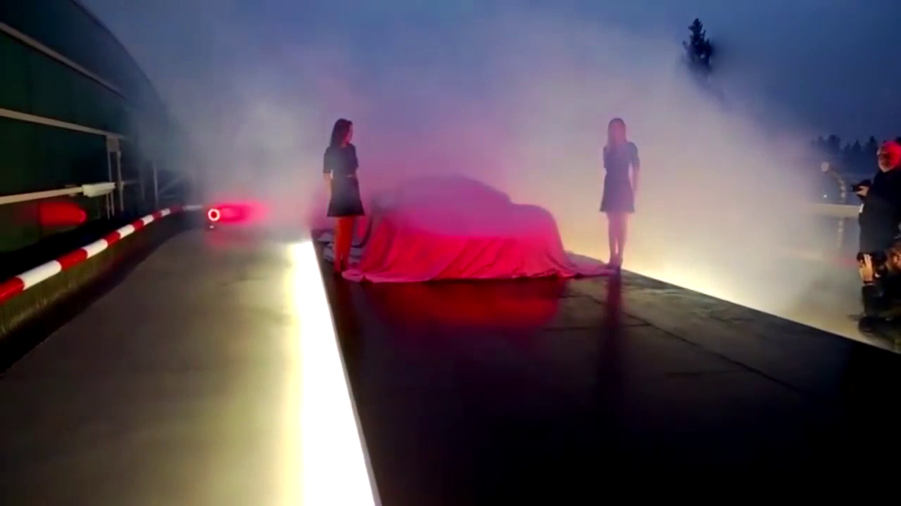 霸气的奔驰超级跑车，看到旁边的车模就知道这辆车不便宜