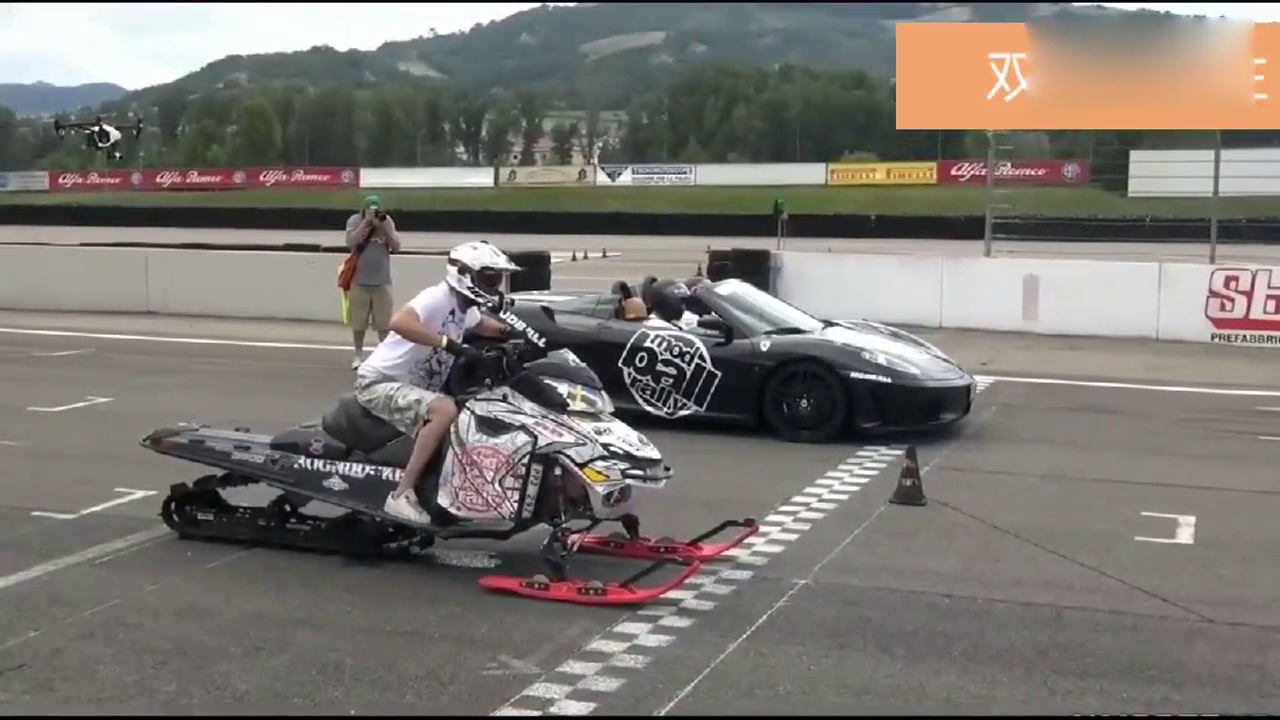 雪地摩托PK超级跑车，雪地摩托能拐弯肯定赢