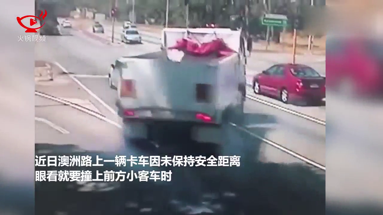 监拍卡车司机神避让 惊险从两轿车间穿过