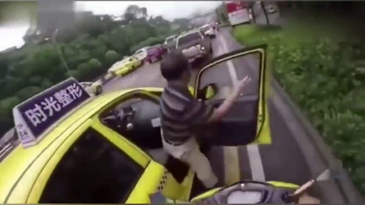 飙车党这回是遇上克星了, 着阵势比跑车还猛