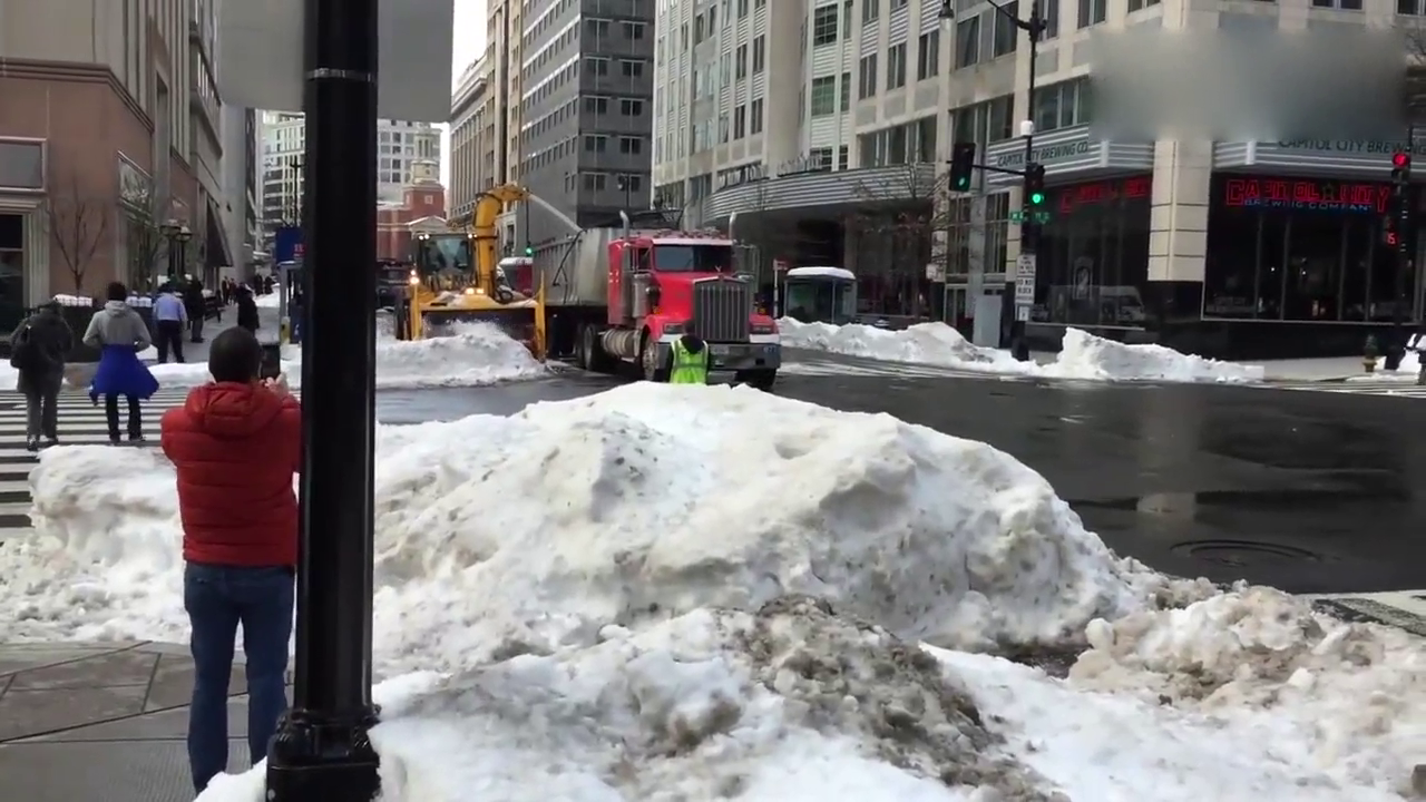 这样除雪无比的干净，全部被吸上了卡车