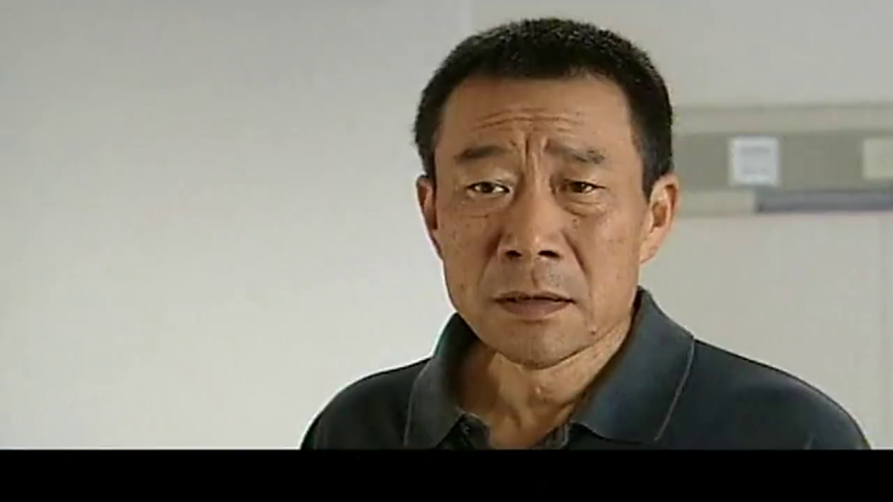 大哥住院了,弟弟掏口袋给大哥交医药费,结果弟媳心疼