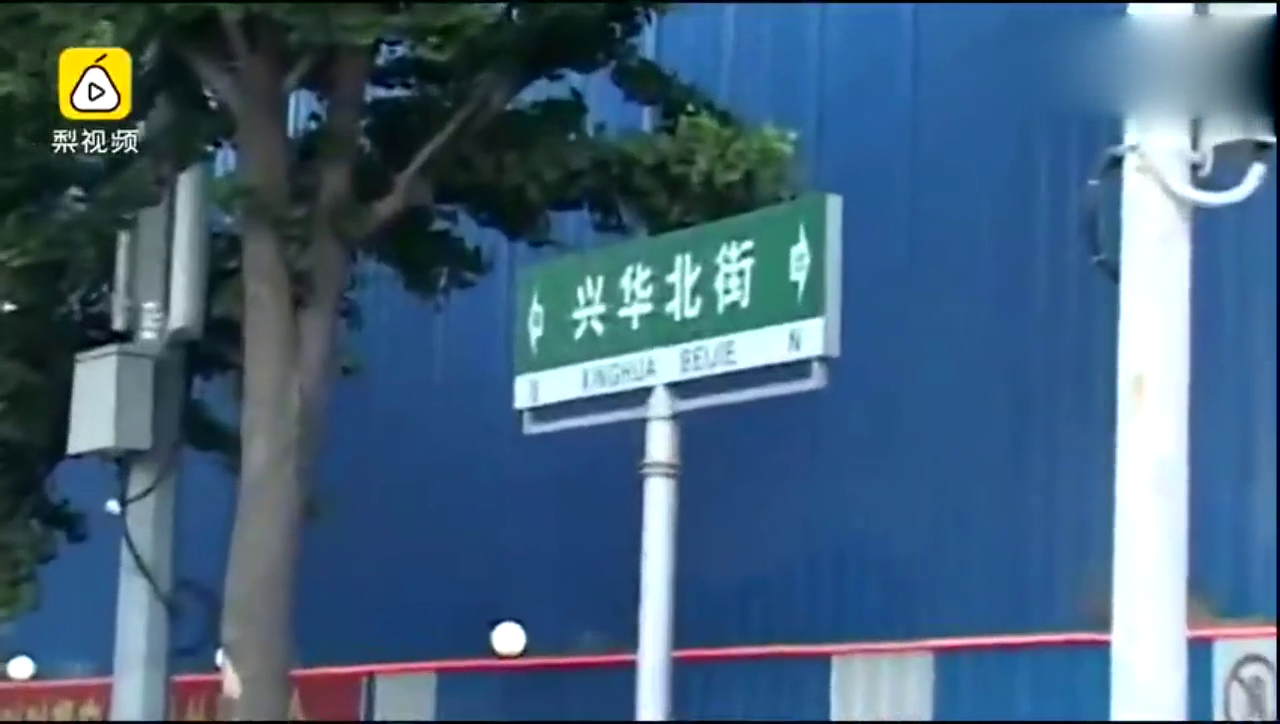 运钞车躲电动车急转方向盘侧翻 押运人员火速转移现金