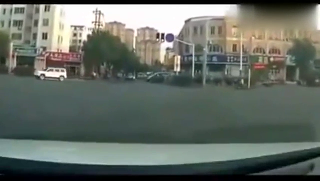 轿车车主被闯红灯电动车直接逼疯，接下来他做出惊人之举！