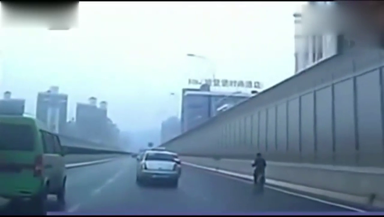 私家车惹怒出租车，两司机斗气飙车，结局亮了