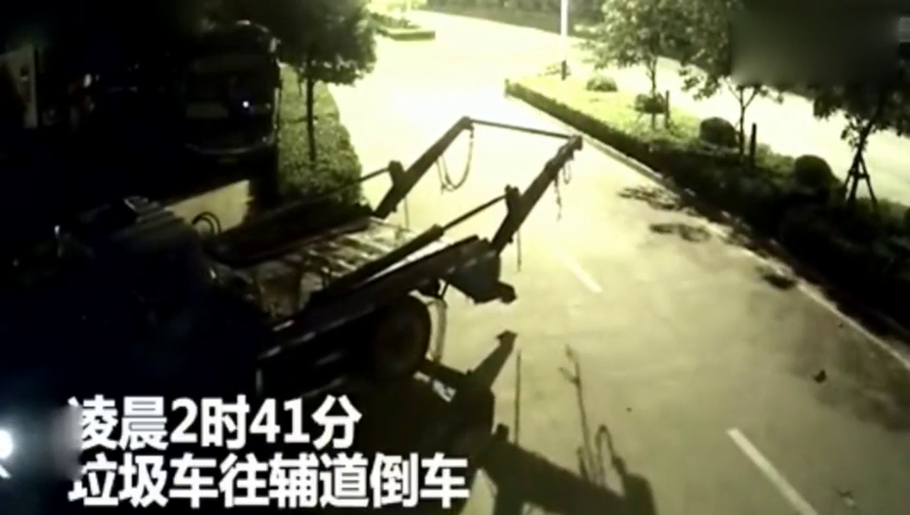 深夜电动车男子着急回家，途中被垃圾车上的铁链锁喉吊起