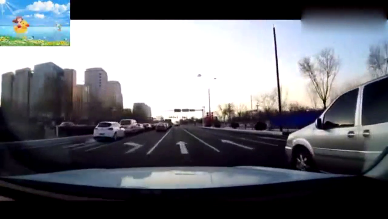 电动车横冲直撞 把司机吓惨了