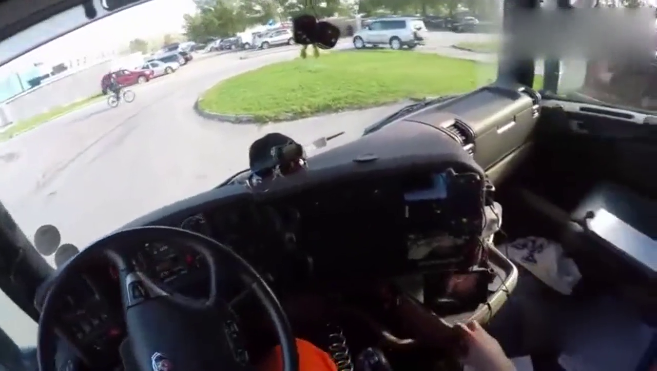 110万的斯堪尼亚卡车，起步那一刻，才知道什么叫做霸气！