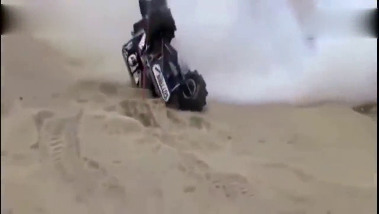 用生命去越野 实拍改装车挑战极限陡坡