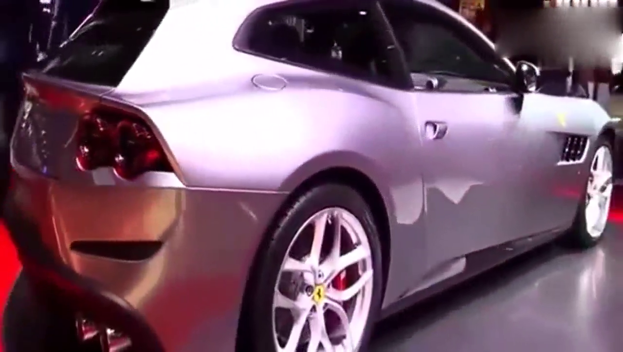 车展法拉利四座超跑，完美外表给你超脱的速度感受