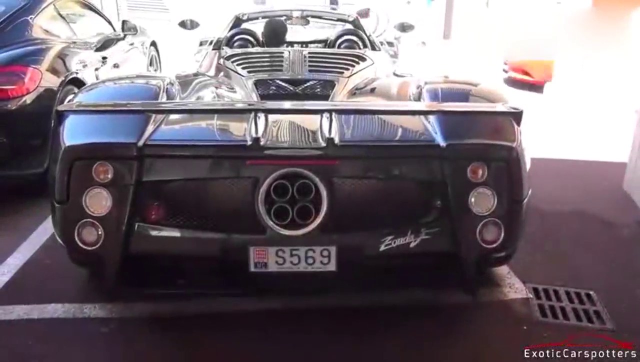 街头看见一辆帕加尼，后面的奔驰出租车亮了