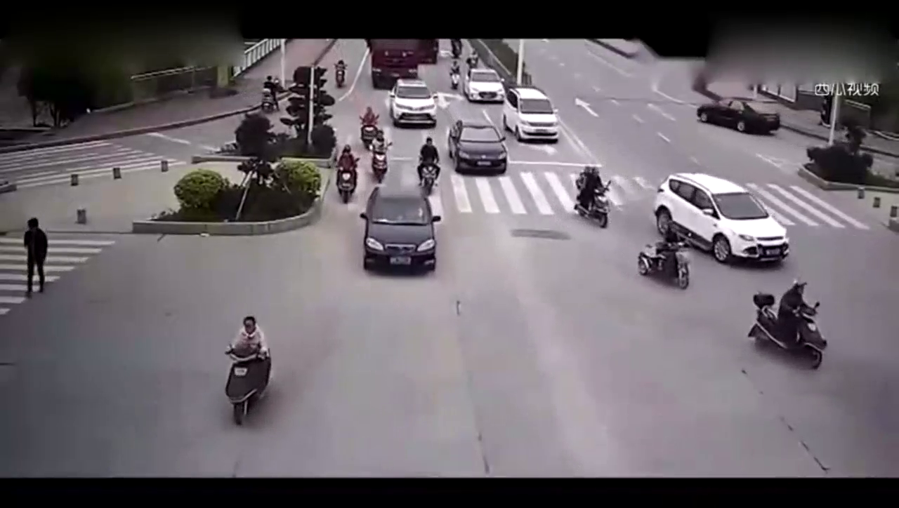 繁忙路口，摩的司机是故意的吗，这样也敢别卡车