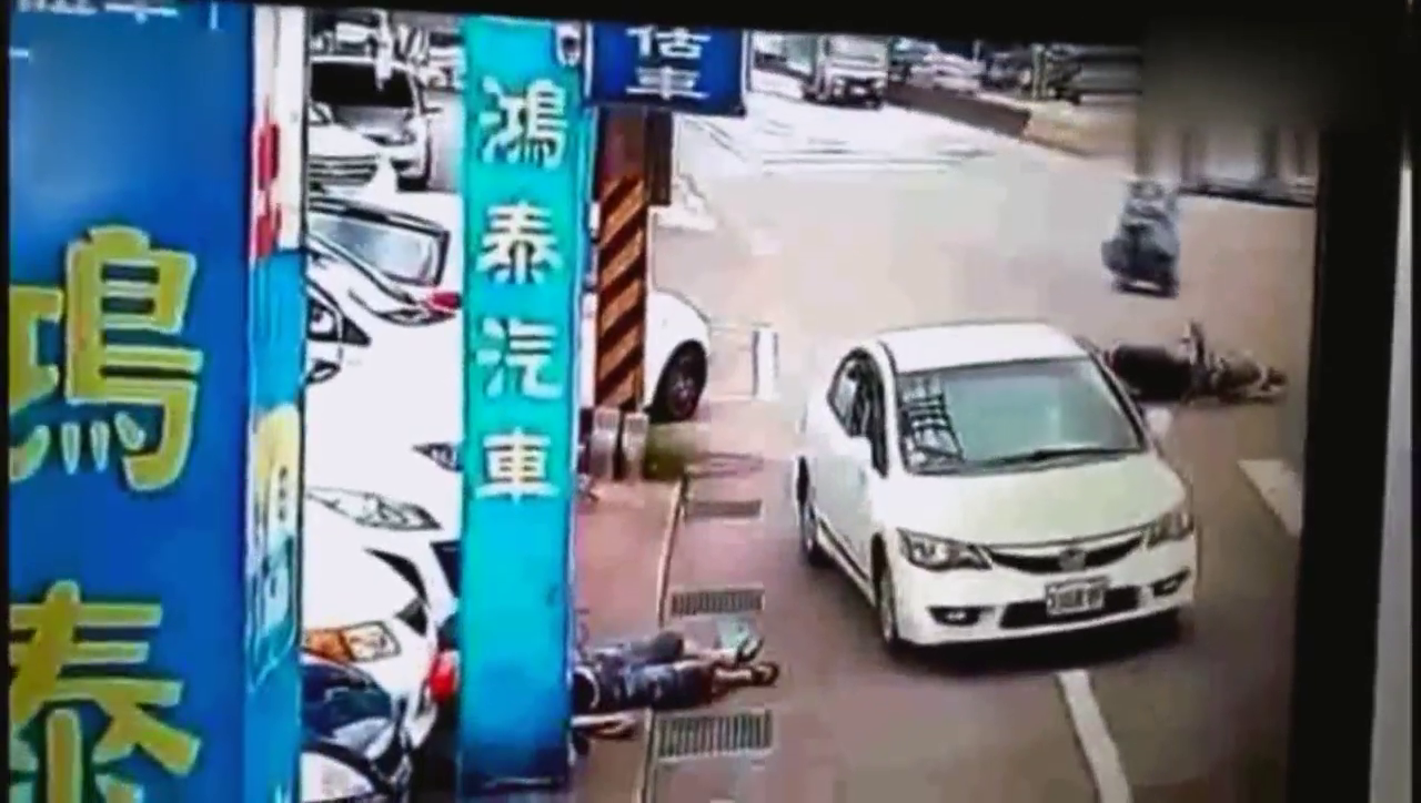 电动车男子横行过马路，接下来的反应就害了自己