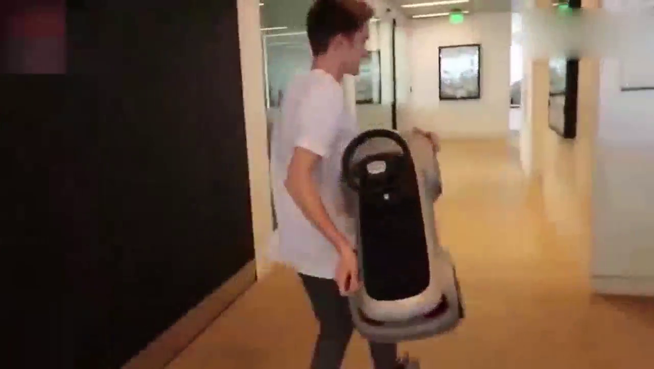 熊孩子去4S豪掷200万买奥迪跑车，销售员彻底被震惊了