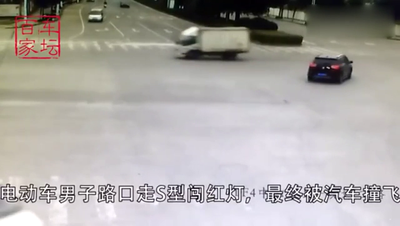 电动车闯红灯连续闪躲 终究没躲过去