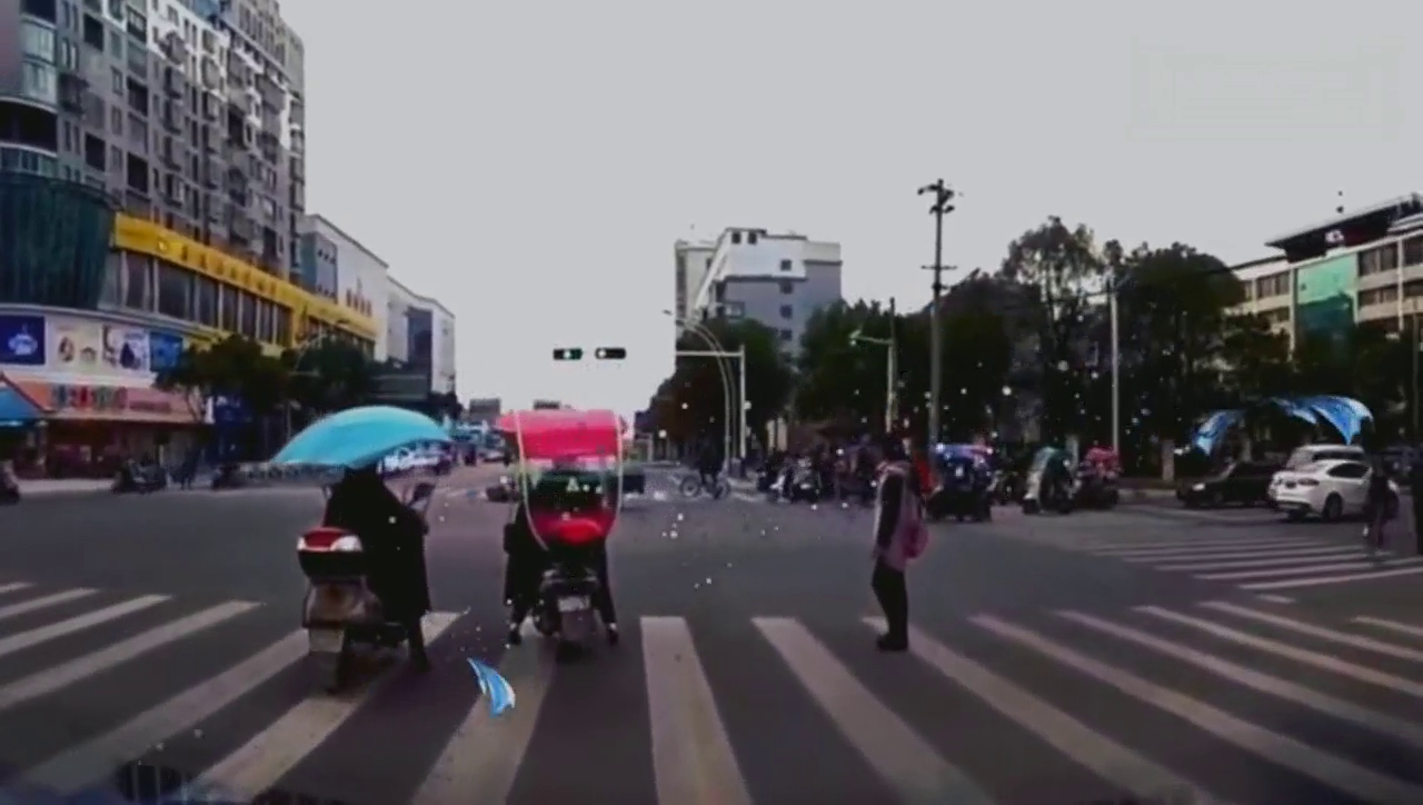 电动车老人在路口摔倒，行人都在观望，记录仪拍下让人心寒的画面