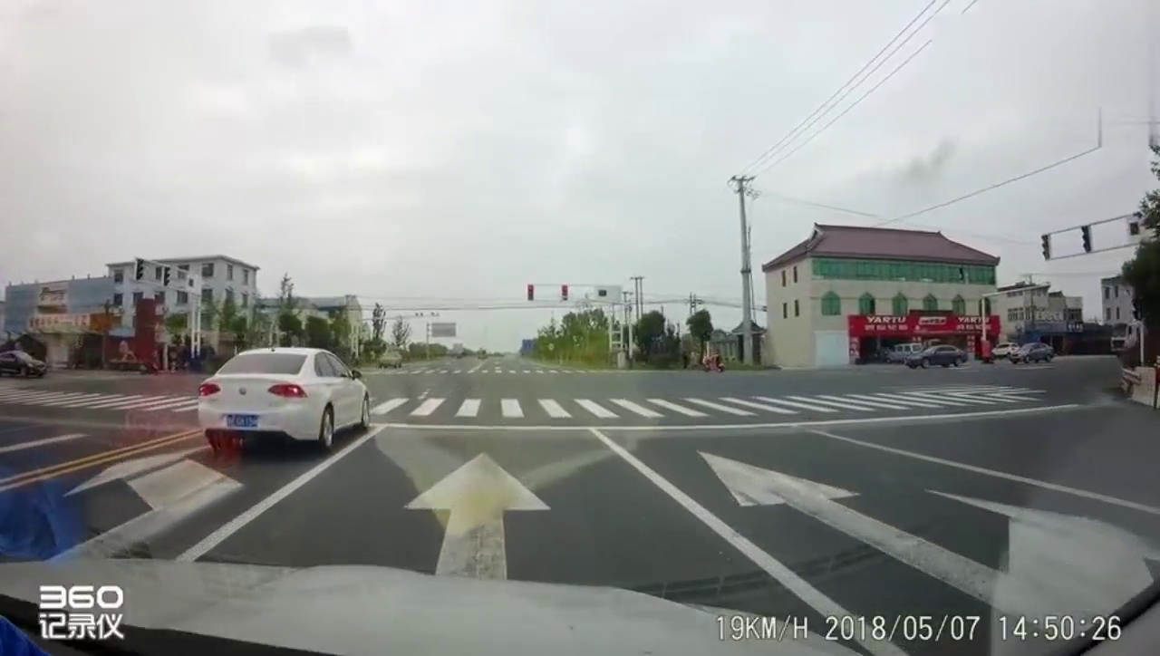 电动车突然变道，吓得我赶紧刹车，要是撞上又是一起交通事故