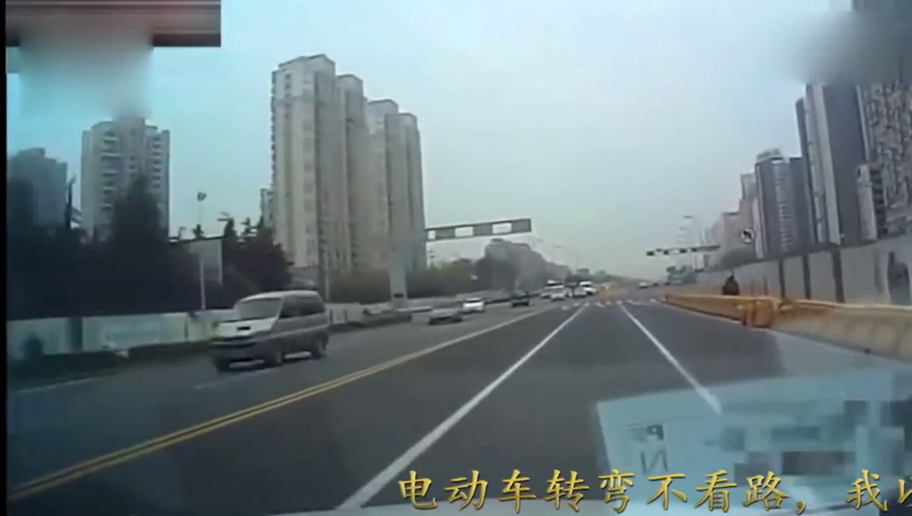 电动车转弯不看路，我以为别克车要背黑锅，谁知结果是？
