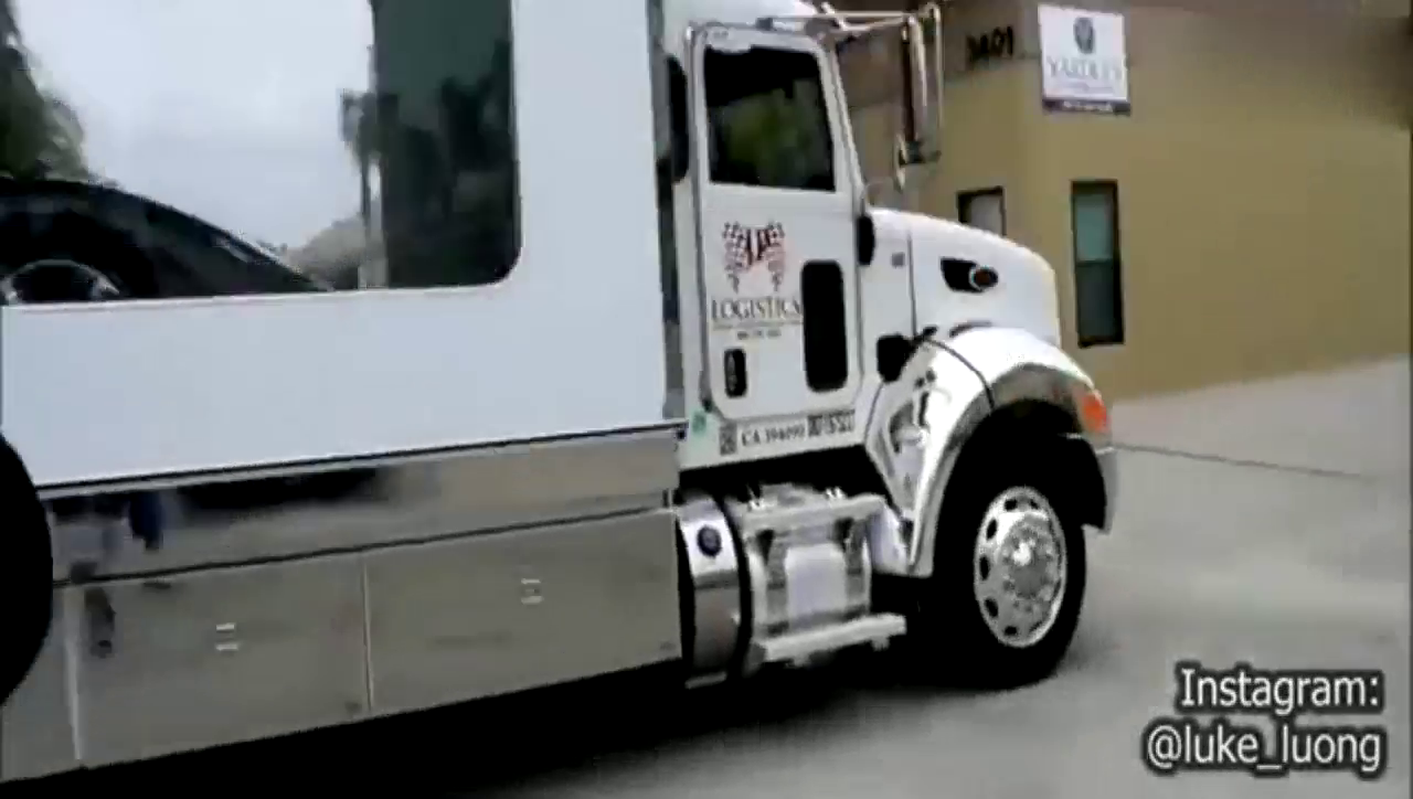 土豪订制的超级跑车刚刚到货, 打开车厢后, 才知道四千万没白花！