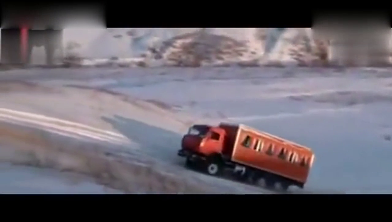 牛人开卡车爬坡玩漂移，这技术我是做不到了！