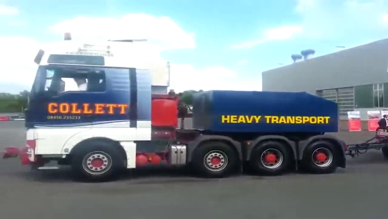 这辆巨型卡车行驶在中国马路上 交警能让它通行吗？