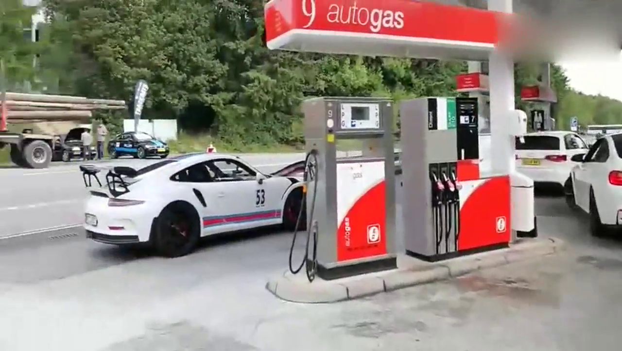 最牛的汽车加油站 跑车都要排队来加油！