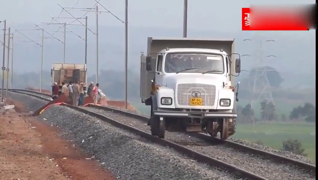 印度独特卡车，专门在铁路上运东西，比运输火车还好用！
