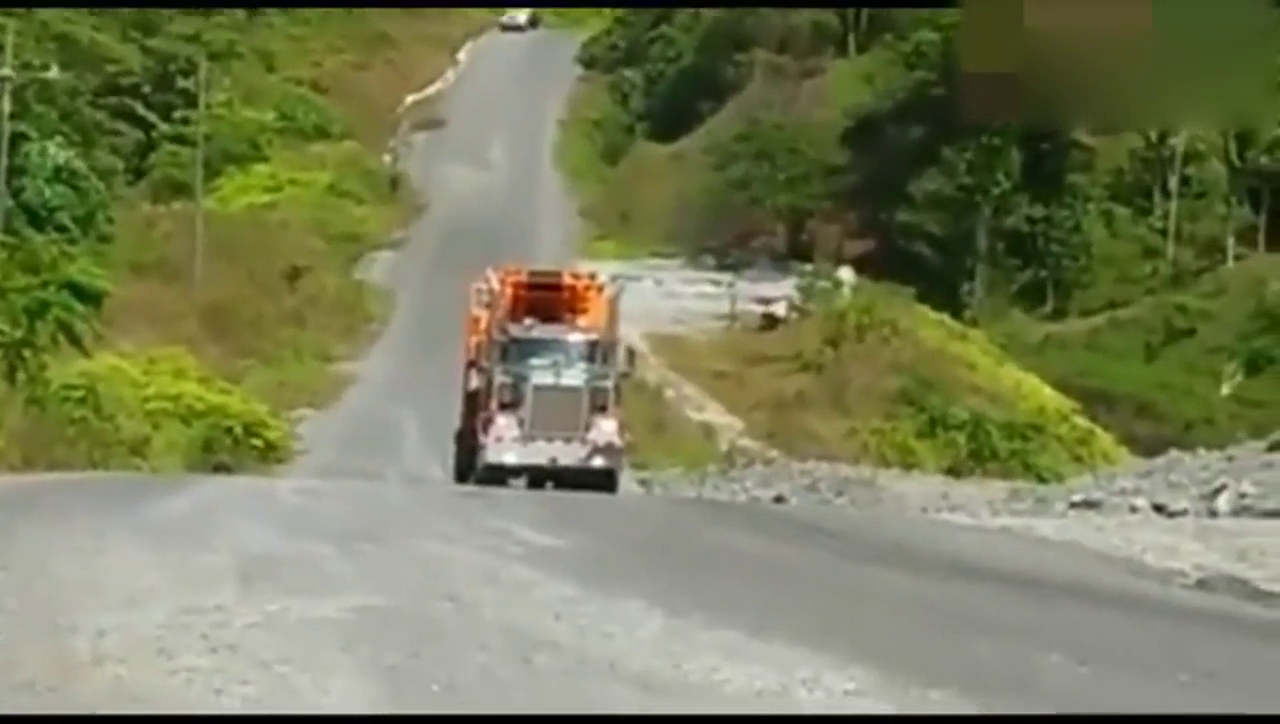 卡车抬头 实拍重卡惊人动力让人看傻了