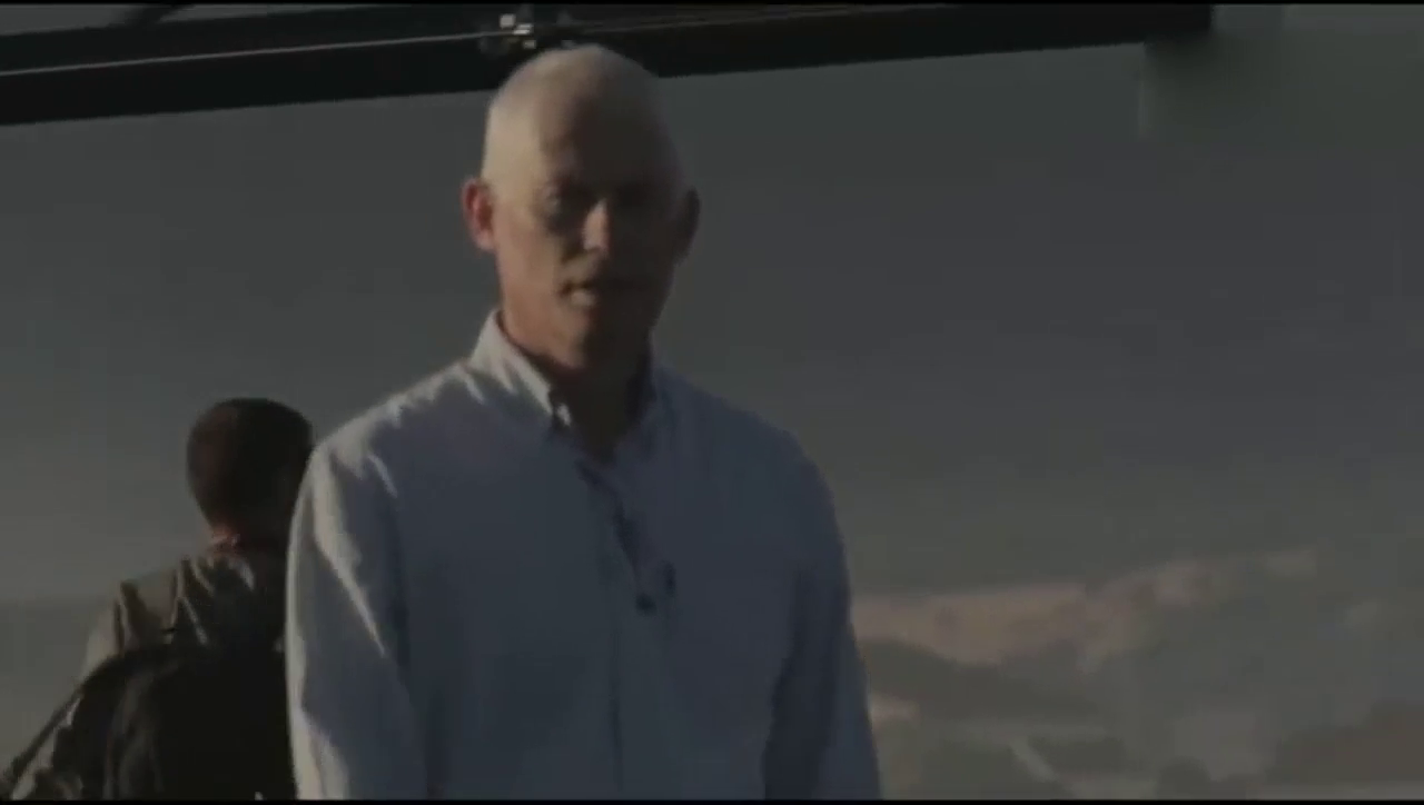 卡车倒车的那一瞬间，真的为这个司机捏了一把汗，难度太大了