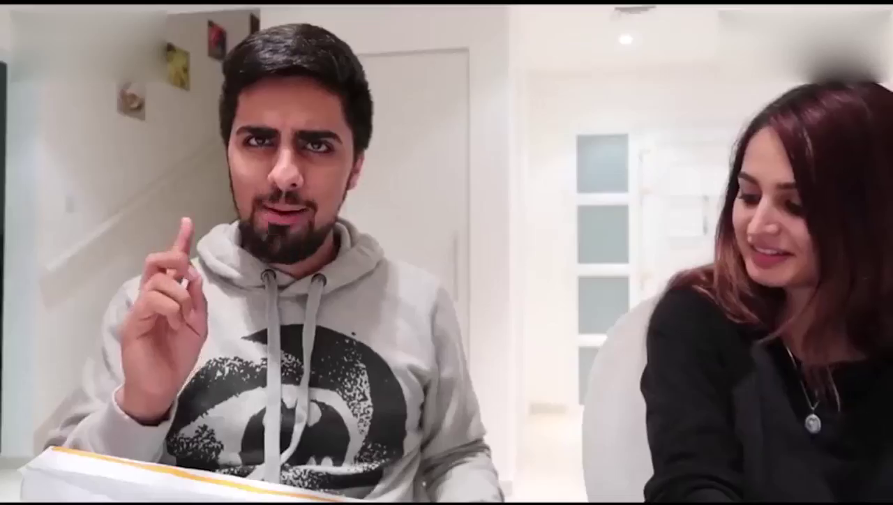 500万的跑车送了一副耳机，打开之后车主蒙圈了