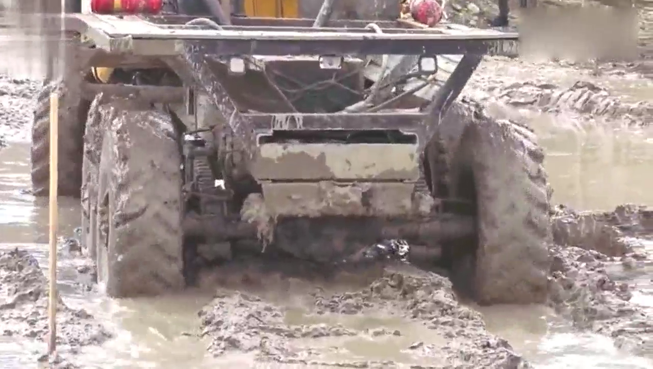 6驱越野卡车，征服各种复杂地形