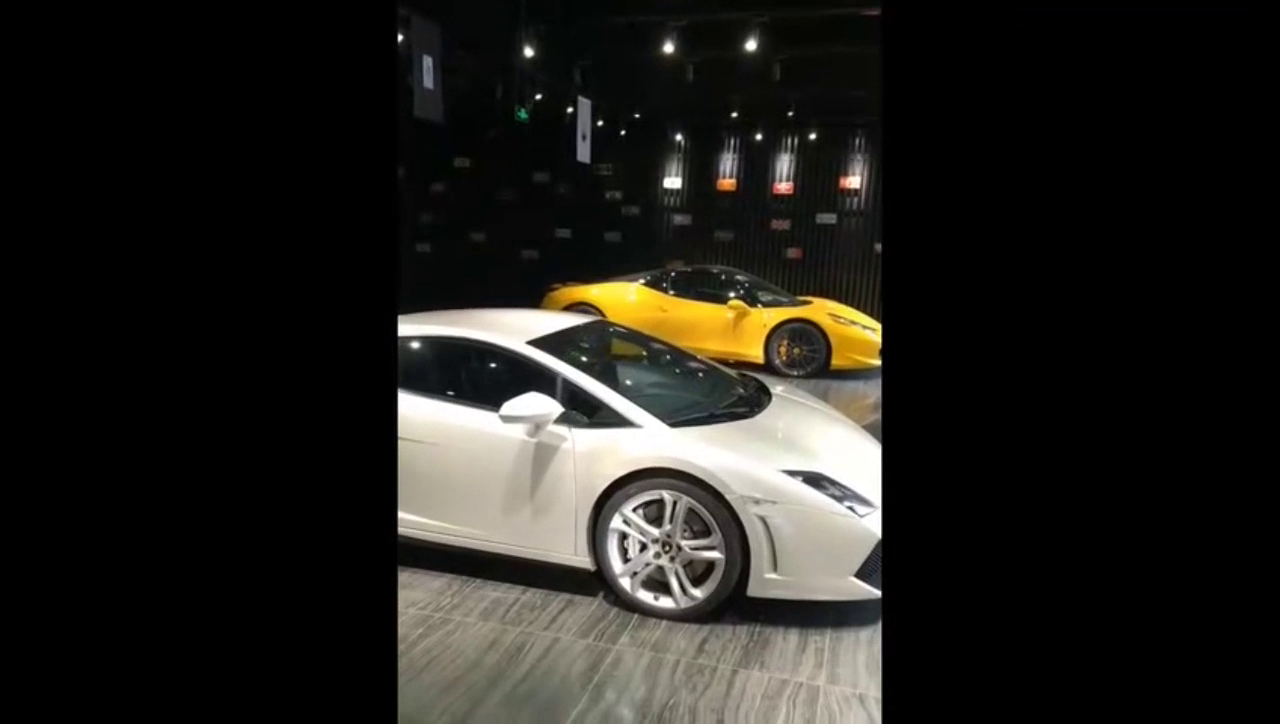 两个颜色的跑车 让你选择你喜欢哪一辆