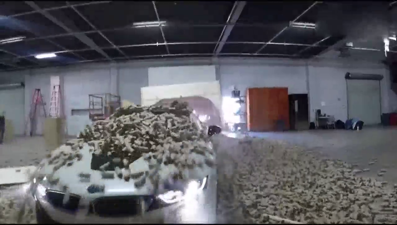 两个小伙宝马跑车去上班，错把油门当刹车，还好有惊无险