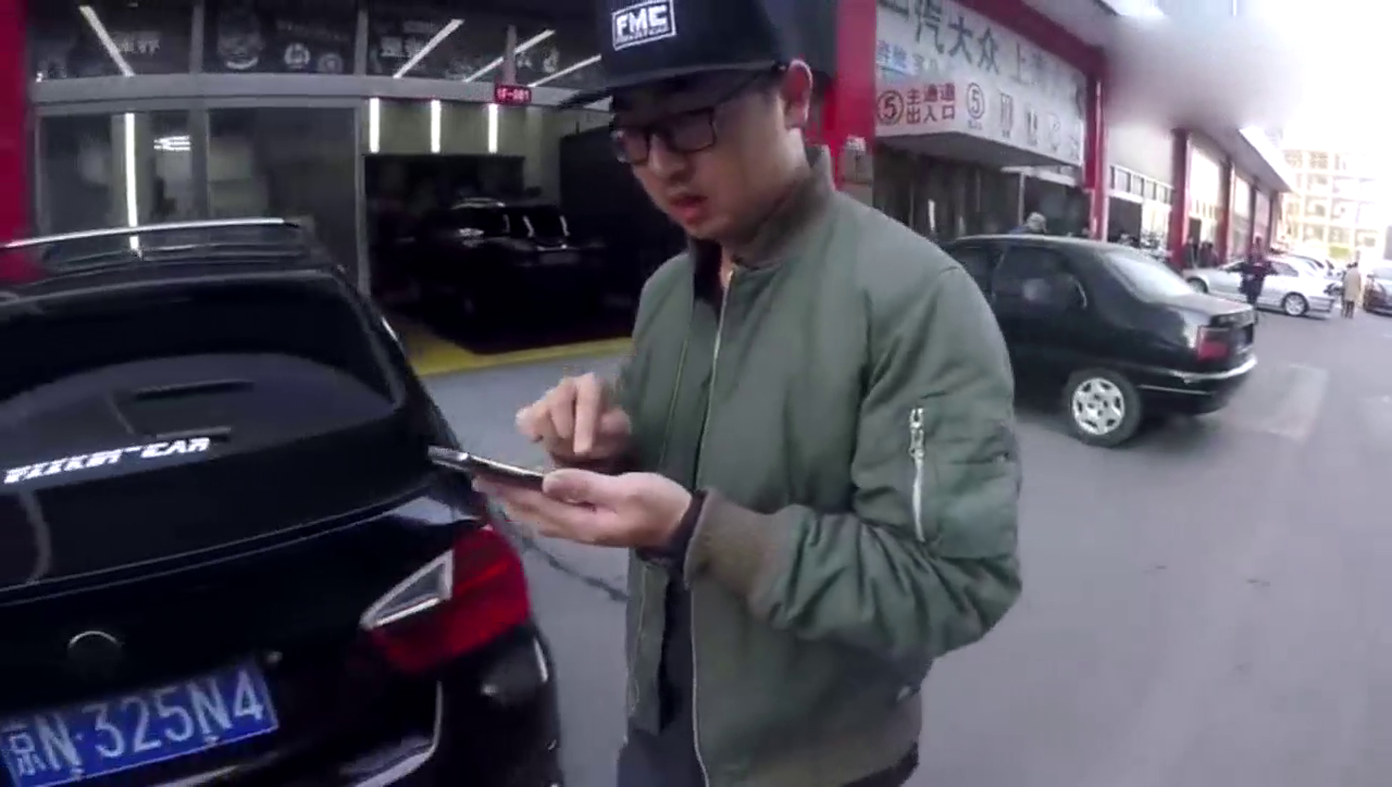 两个哥们玩改装车穷的一塌糊涂的哥们相遇，送给对方一个涡轮