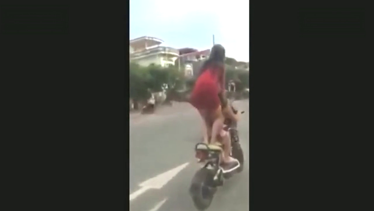 两个美女大街上骑电动车作死，悲剧了！