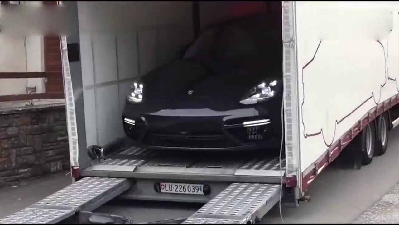 五百万的保时捷跑车到货了，开出车厢那一刻才是惊艳的开始