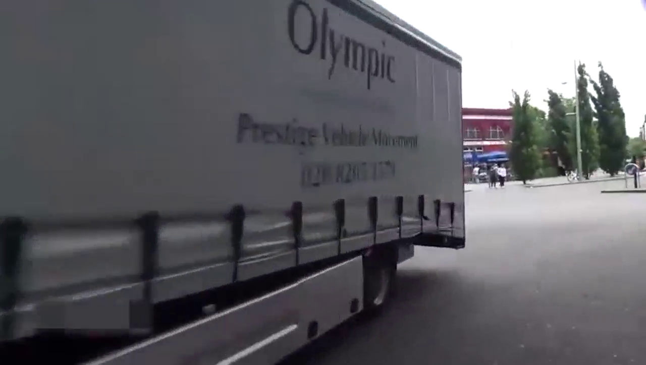 五千万的超级跑车卸车的时候，场面太壮观了！路人都看傻了