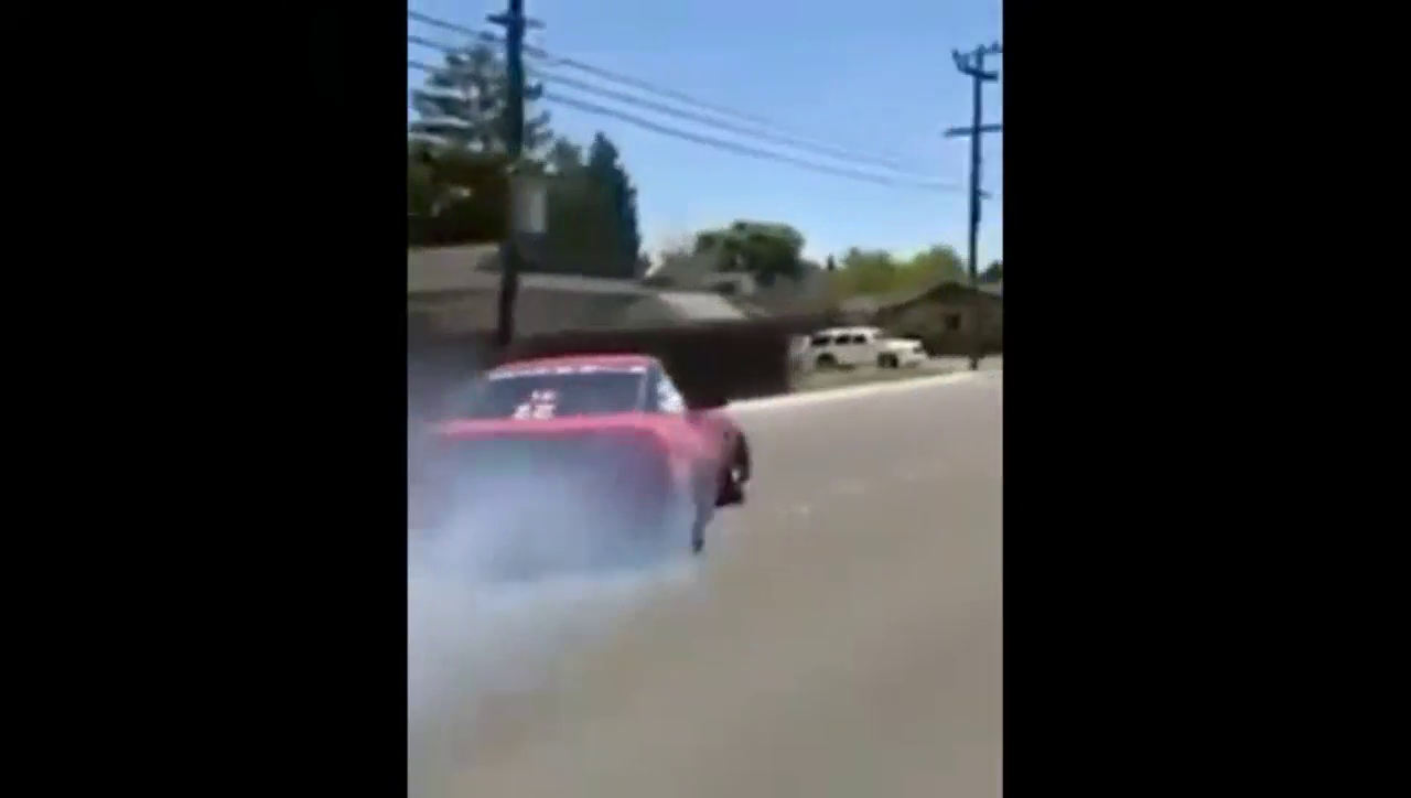 前面跑车正在S行漂移 注意安全